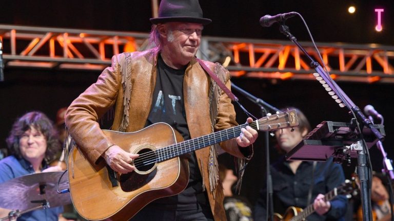 Neil Young Claims Spotify Should Remove His Music Since Joe Rogan Spread Vaccine Misinformation: Report Say – Tremblzer