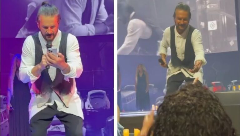 The emotional gesture of Ricardo Arjona during one of his concerts in the United States