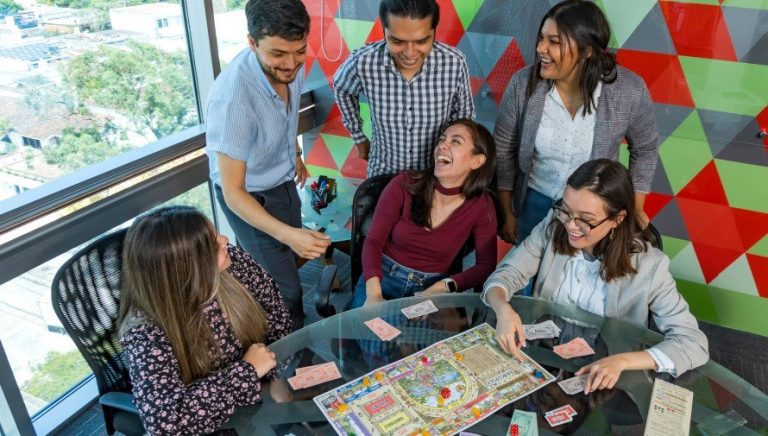 Guatemalan board games to pass the time