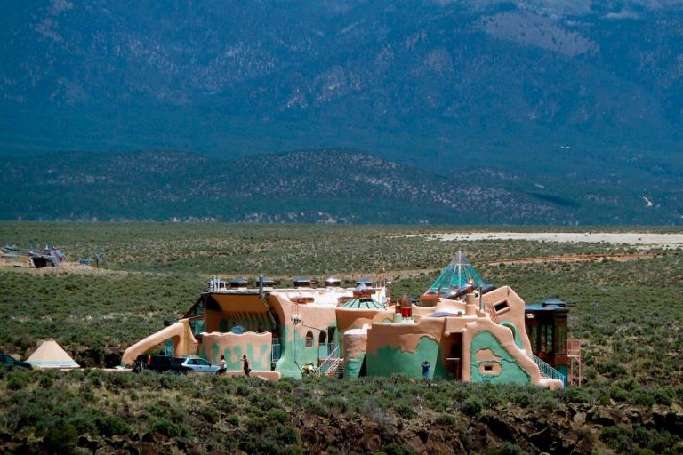 Don’t say DIY and sustainable architecture, say ‘earthship’