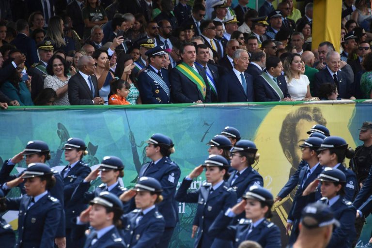 Bolsonaro defends an arbiter role for the armed forces in the elections