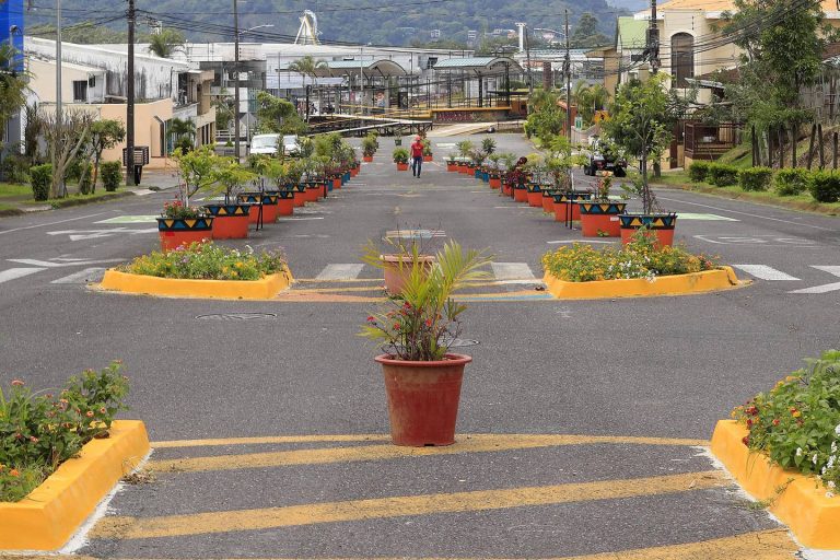 Community of Freses transforms a wide street into a colorful boulevard that revalues ​​an entire neighborhood