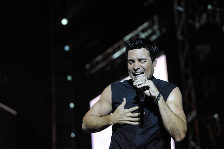 Chayanne appears in networks with some “arrangements” and followers react