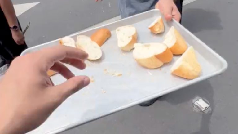 Man offers pieces of bolillo after earthquake in CDMX;  video goes viral