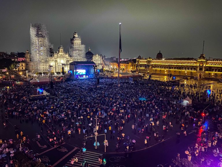 Rain does not prevent the attendees of Serrat’s last concert in CDMX from vibrating